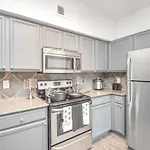 New Modern Upscale Suite W/Pool View Near Med Center