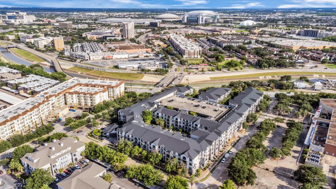 New Modern Upscale W/pool View Near Med Center Houston