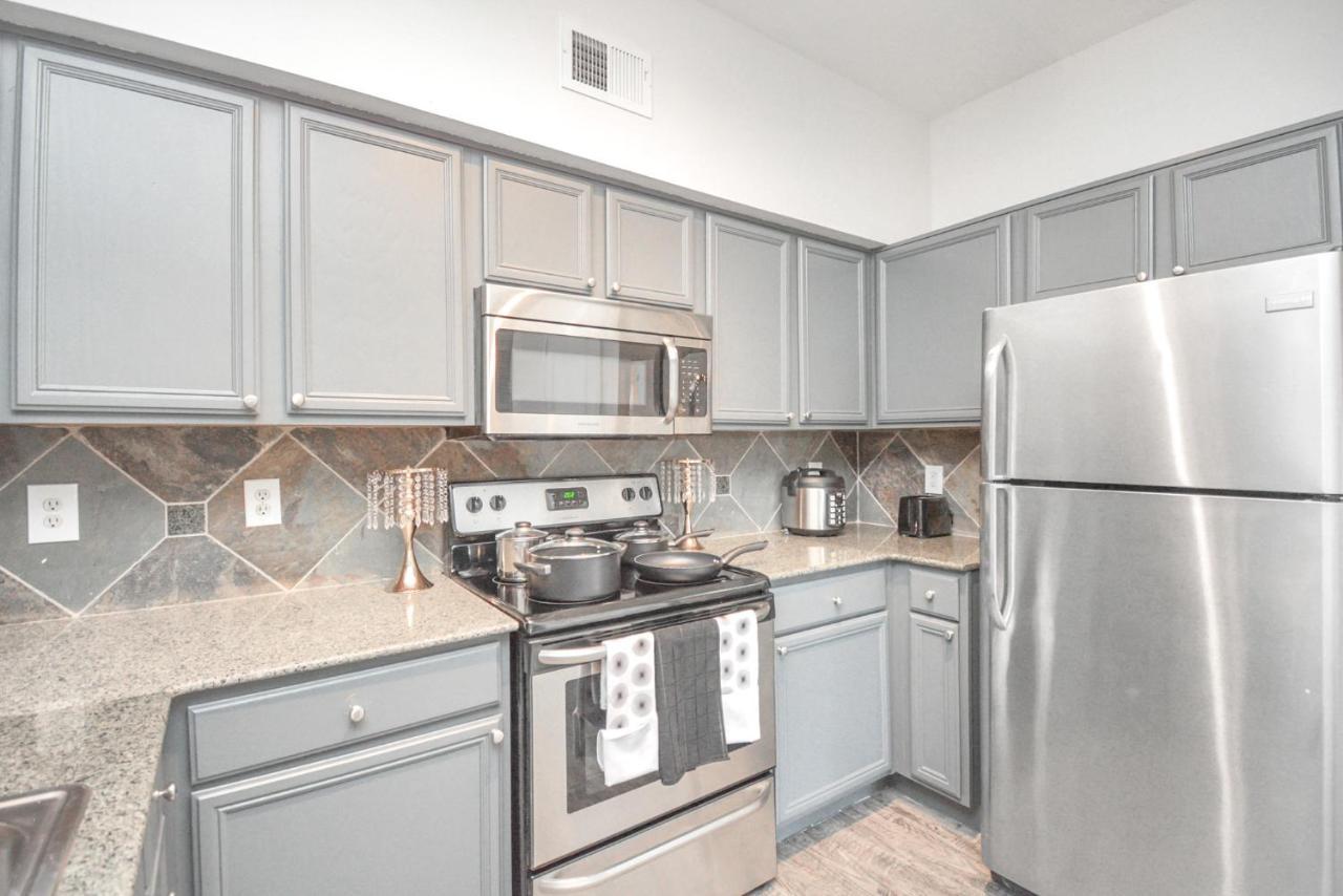 New Modern Upscale W/pool View Near Med Center Apartment *