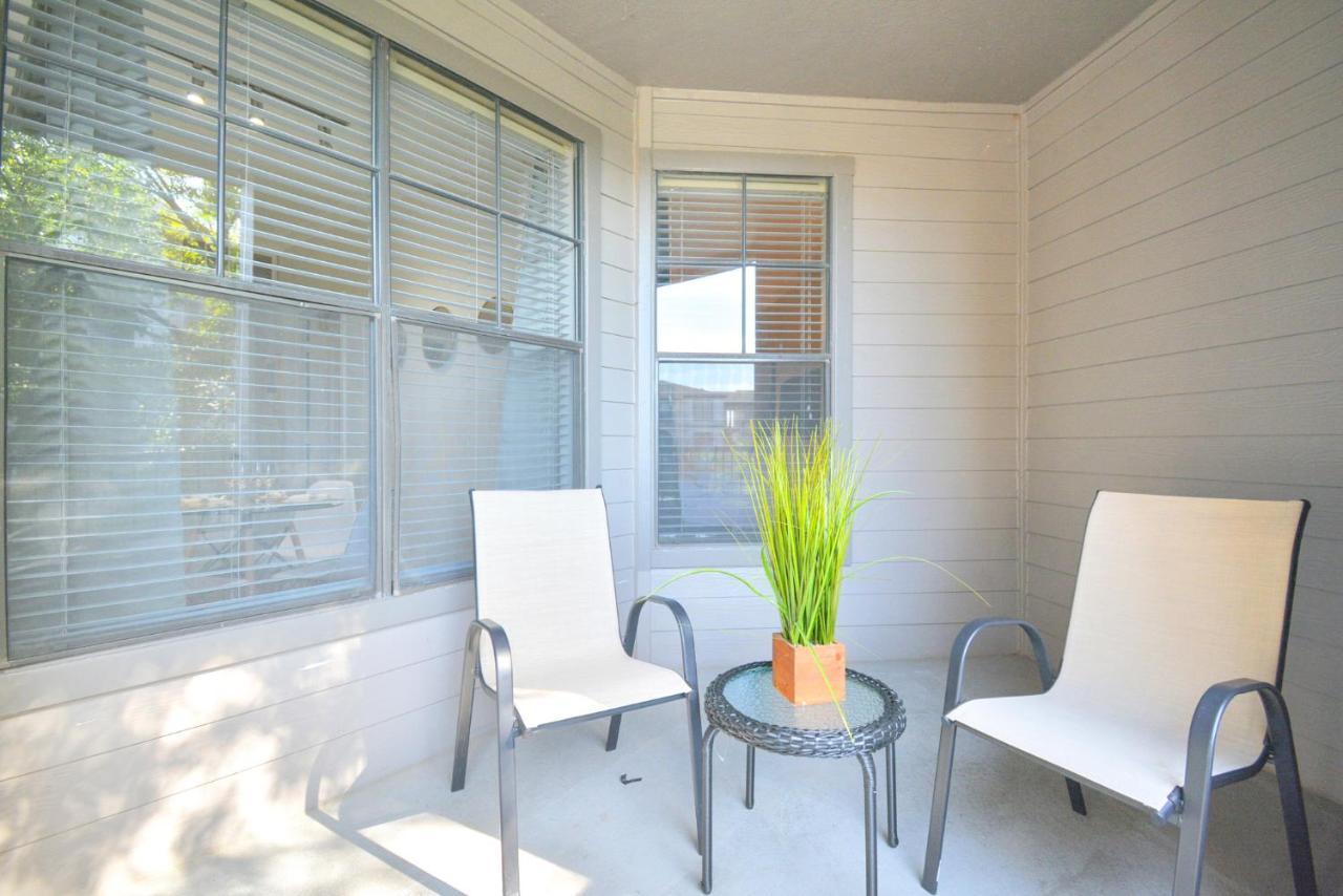 New Modern Upscale W/pool View Near Med Center Apartment Houston
