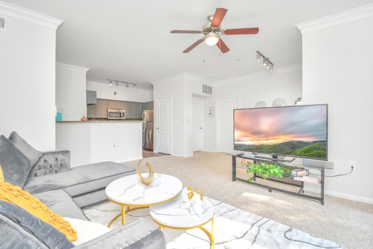 New Modern Upscale W/pool View Near Med Center Apartment