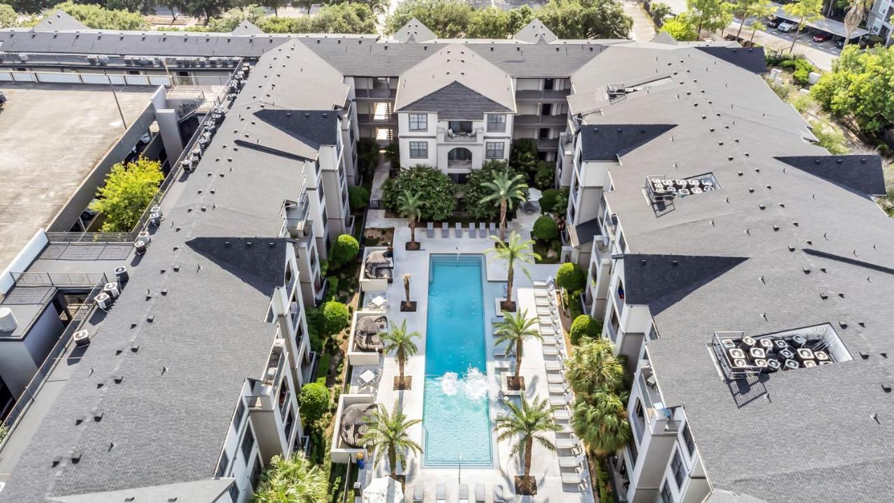 New Modern Upscale W/pool View Near Med Center