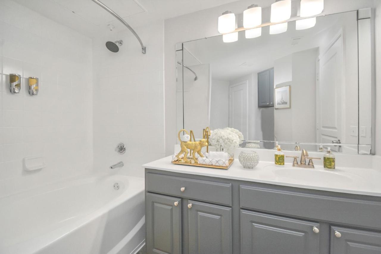 New Modern Upscale W/pool View Near Med Center